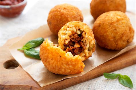 Foto de arancini de diferentes formas y rellenos