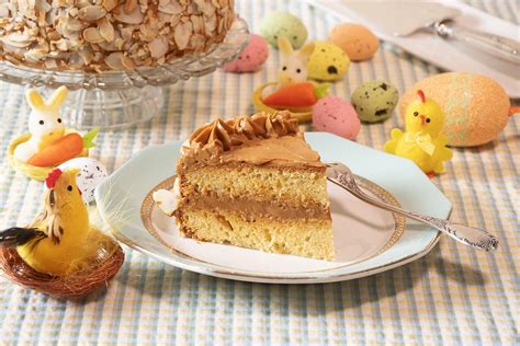 Tarta de Pascua decorada con huevos y gallina de chocolate