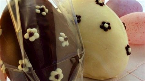 Huevo de Pascua estilo tarta numérica decorado con frambuesas y chocolates
