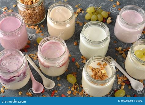Fotografía de diversos tipos de yogures vegetales presentados en boles con frutas y frutos secos