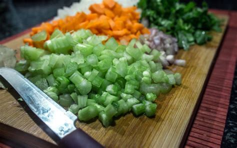 Infografía paso a paso sobre el corte en brunoise de los ingredientes del pebre