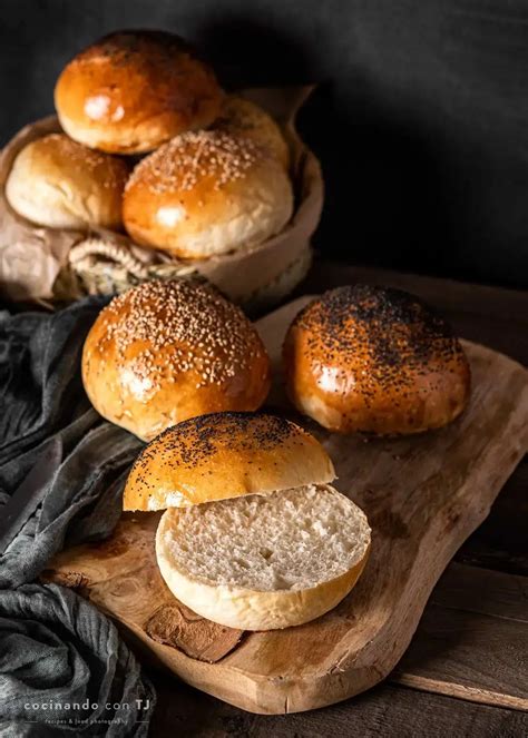 Variedad de panes de hamburguesa caseros con diferentes colores y texturas, algunos con semillas