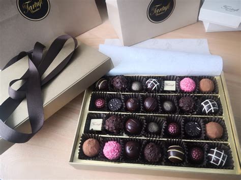 Variedad de chocolates finos y bombones.