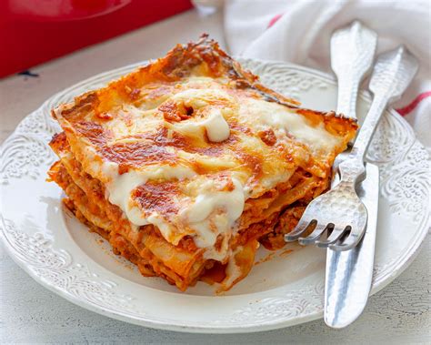 Foto de lasaña gratinada con salsa bechamel