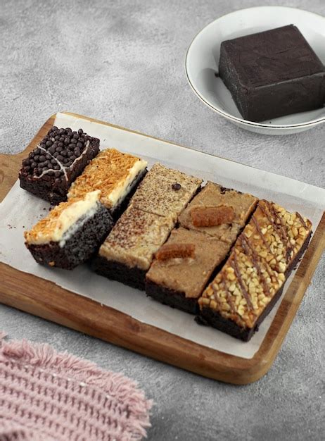 Foto de brownies variados, con o sin nueces, y diferentes texturas