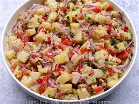 Ensalada de atún con papa y huevo en un bol, lista para servir