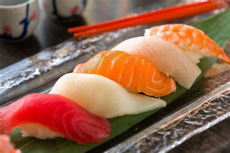Plato de sushi con diferentes tipos de nigiri y maki