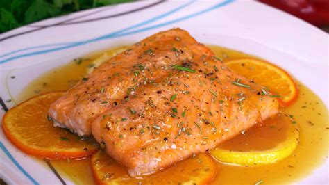 Salmón al horno con salsa de naranja y nueces