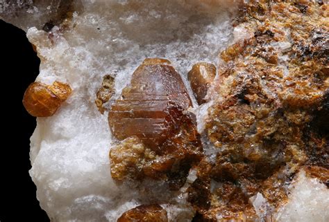 Parcela de cristales de clinohumita en bruto.