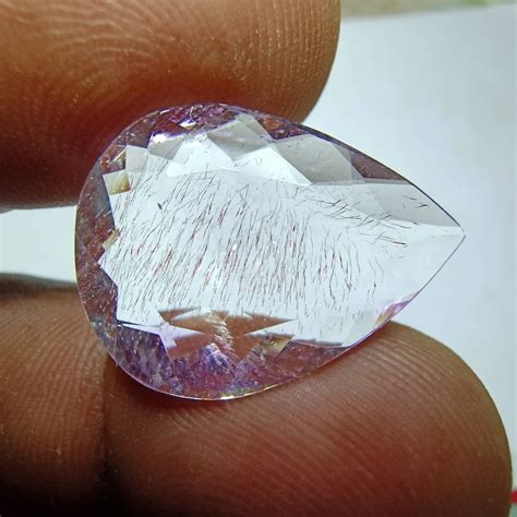 Piedra preciosa clinohumita facetada.