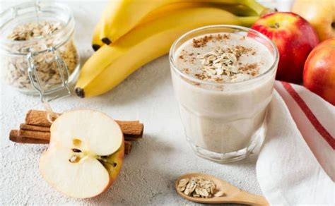 Foto de batido de avena y arándanos decorado con almendras