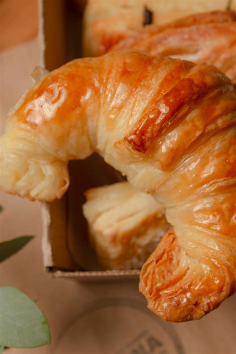 Fotografía: Croissant recién horneado mostrando las capas de hojaldre