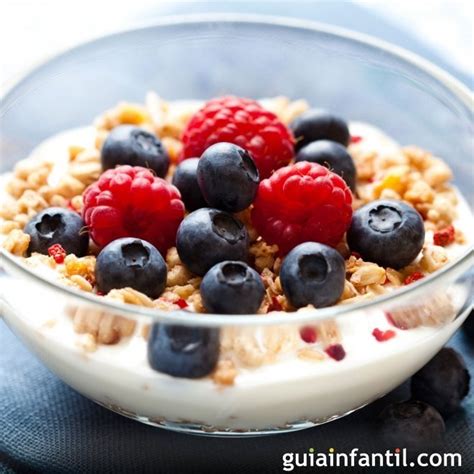 Plato de desayuno equilibrado con yogur, cereales y frutas