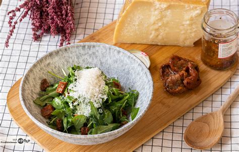 Rúcula en un cuenco o como parte de una ensalada