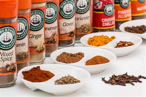 Especias Baharat en un cuenco con cucharada, infografía de sus ingredientes principales