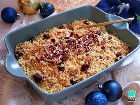 Plato de arroz árabe con frutos secos y especias, vista aérea