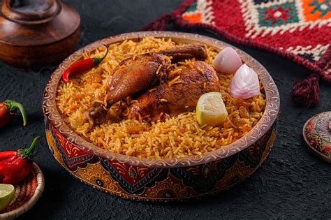 Plato de Kabsa con pollo, arroz especiado y guarniciones, foto detallada
