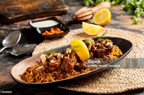 Plato tradicional de Machboos con cordero y arroz, servido en un plato grande para compartir