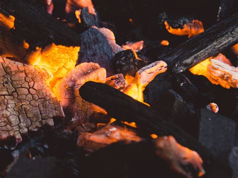 Infografía mostrando el proceso de encendido del carbón para una barbacoa.