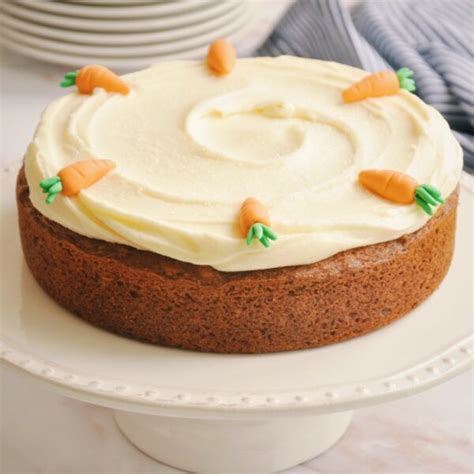 Rebanada de Carrot Cake decorada con frosting de queso crema y nueces.