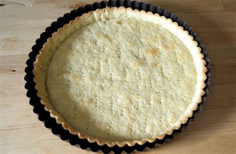 Foto de masa de quiche cruda hecha con harina de coco en un molde para tarta
