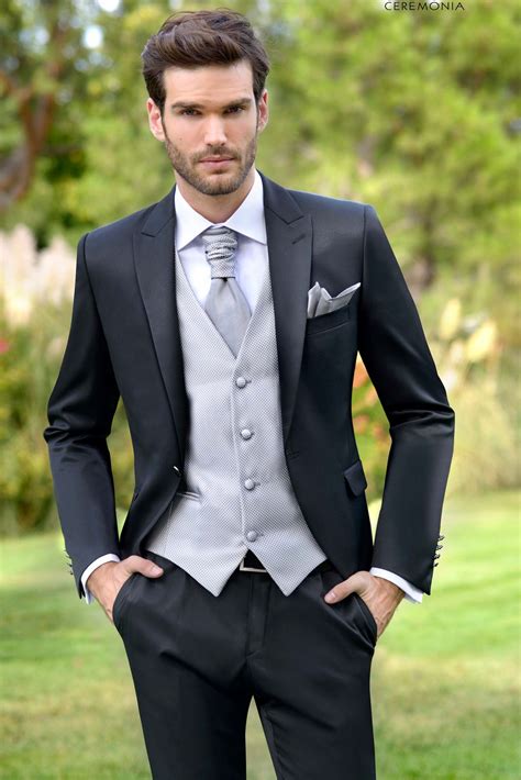 Foto de un novio luciendo una humita con su traje de boda