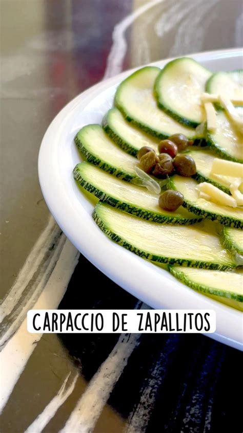 Ilustración de los ingredientes frescos para el carpaccio de zapallitos italianos: zapallitos, rúcula, alcaparras, queso parmesano.