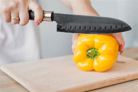 Infografía simple mostrando la importancia de un cuchillo afilado para cortar vegetales finamente.