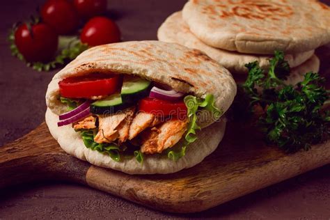 carne de shawarma recién cortada en pan de pita