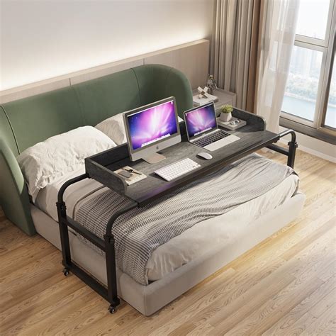 Comparativa visual de un portátil colocado sobre una cama y sobre una mesa con un soporte.