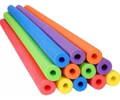 Foto de varios tubos de tallarín para flotar de diferentes colores y una persona sosteniéndolos en una piscina.