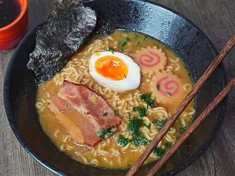 Plato de ramen de miso con huevos, carne y vegetales
