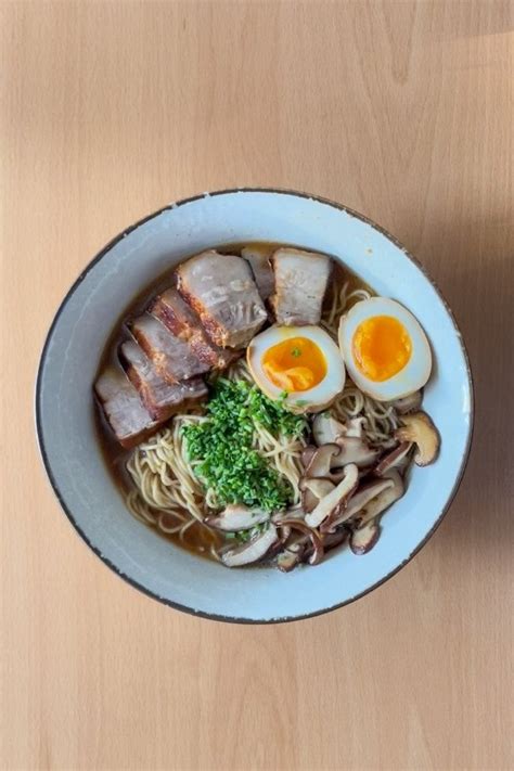 Panceta de cerdo dorada para topping de ramen