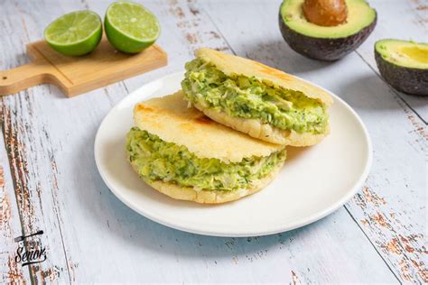 Variedad de arepas rellenas y arepa reina pepiada