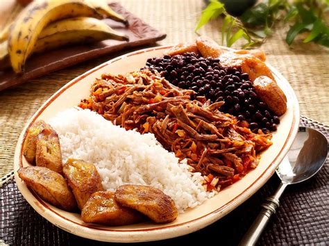 Plato de Pabellón Criollo con sus componentes bien definidos