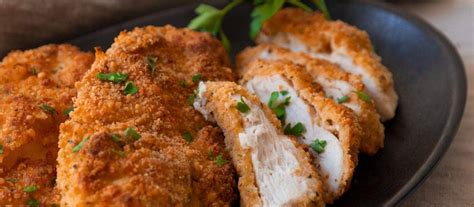 bandeja de horno con pechugas de pollo rebozadas y doradas