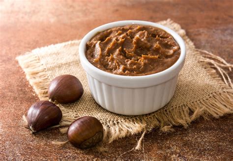 Crema de castañas recién triturada en un bol