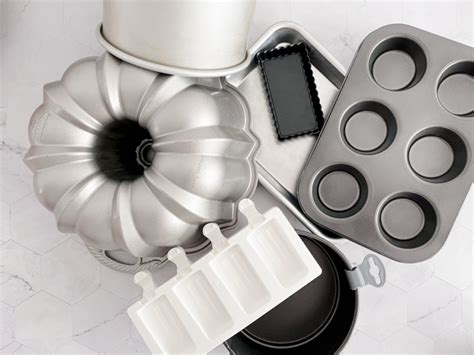 Esquema comparativo de bandejas y moldes de repostería con sus funciones principales