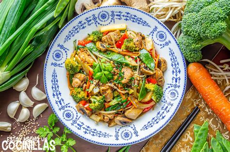 wok con chop suey de pollo y arroz chaufa, fusión culinaria