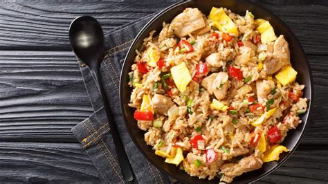 plato de arroz chaufa de pollo con huevo y verduras