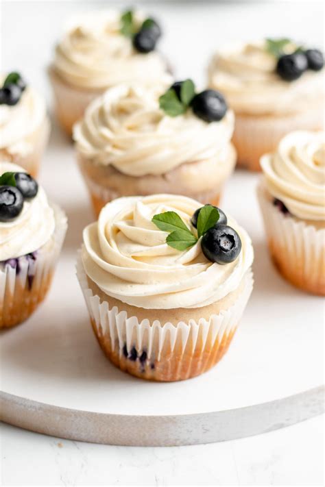 Imagen de varios cupcakes veganos decorados de forma atractiva.