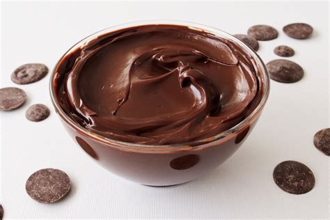 Imagen de una ganache de chocolate vegana lista para usar, con textura cremosa.