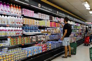 Variedad de chocolates sin alérgenos en un supermercado, resaltando etiquetas 