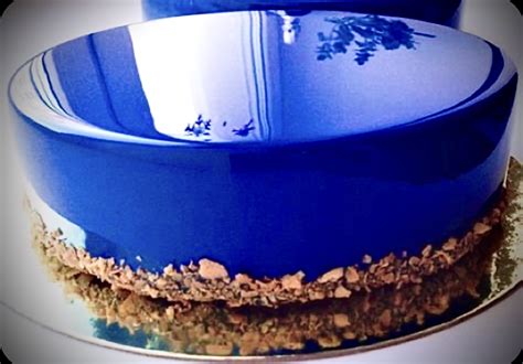 Ilustración de un pastel con cobertura de fondant y otro con glaseado, destacando la diferencia en la conservación.