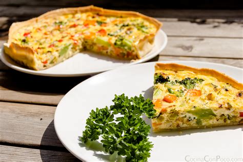 Quiche de verduras sin gluten cortada en porciones, mostrando la masa y el relleno