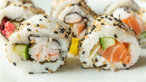 Foto de Uramaki con arroz por fuera y semillas de sésamo.