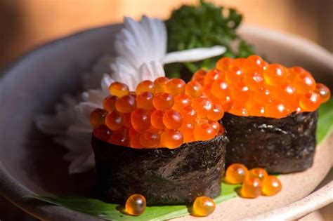 Foto de Gunkanmaki con huevas de salmón (Ikura).