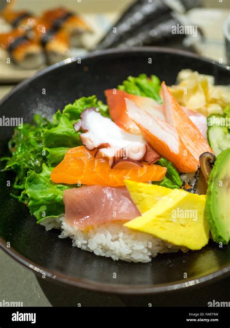 Foto de un bol de Chirashi sushi con diversos ingredientes.