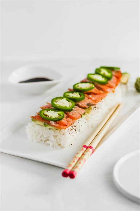 Foto de Oshi sushi con sus características formas rectilíneas.