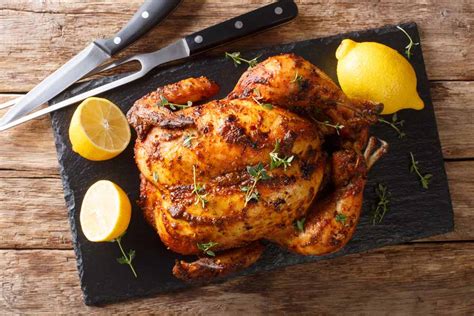 Ilustración de ingredientes frescos para pollo asado: pollo, limones, naranjas, hierbas
